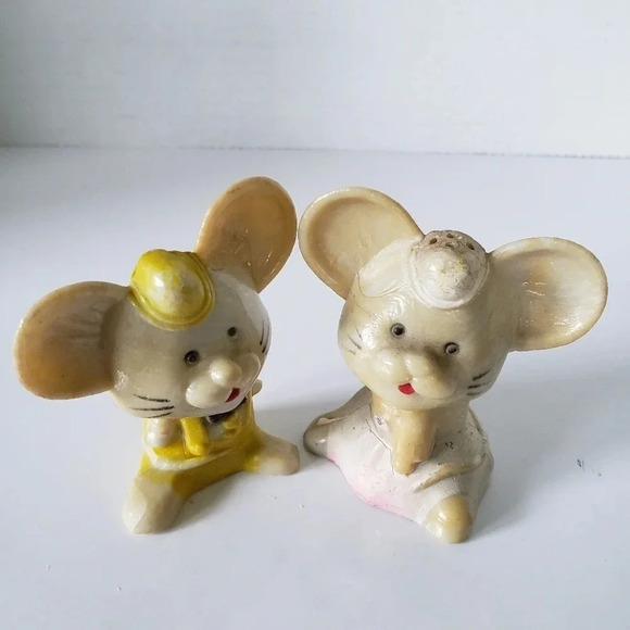 Vintage set  of 2 Plastic Mice Salt/Pepper Shakers. - Picture 1 of 5